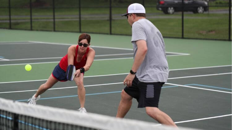 how to swing a pickleball paddle
